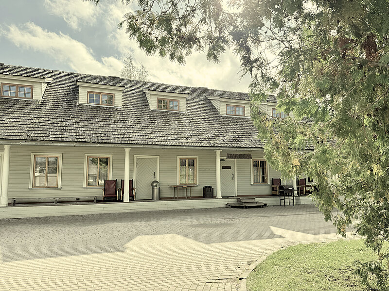 Viena no kompleksa "Ratnieki" ēkām Klēts, kas apskatāma no ārpuses