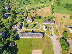 Skats no augšas ar kompleksa "Ratnieki" apkārtnes teritoriju un galvenajām ēkām